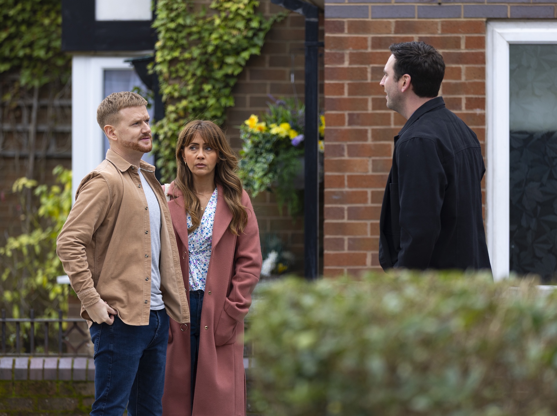 Kit talking to Gary and Maria in Coronation Street