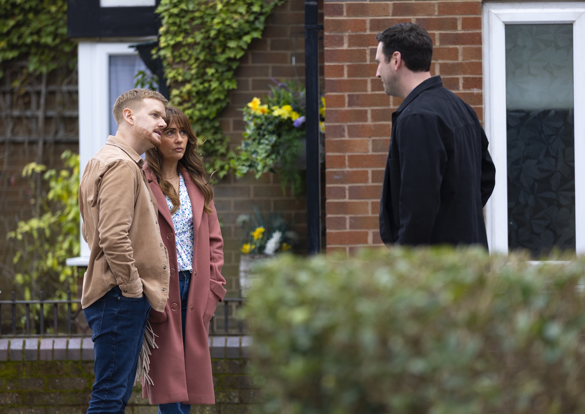 Kit talking to Gary and Maria in Coronation Street