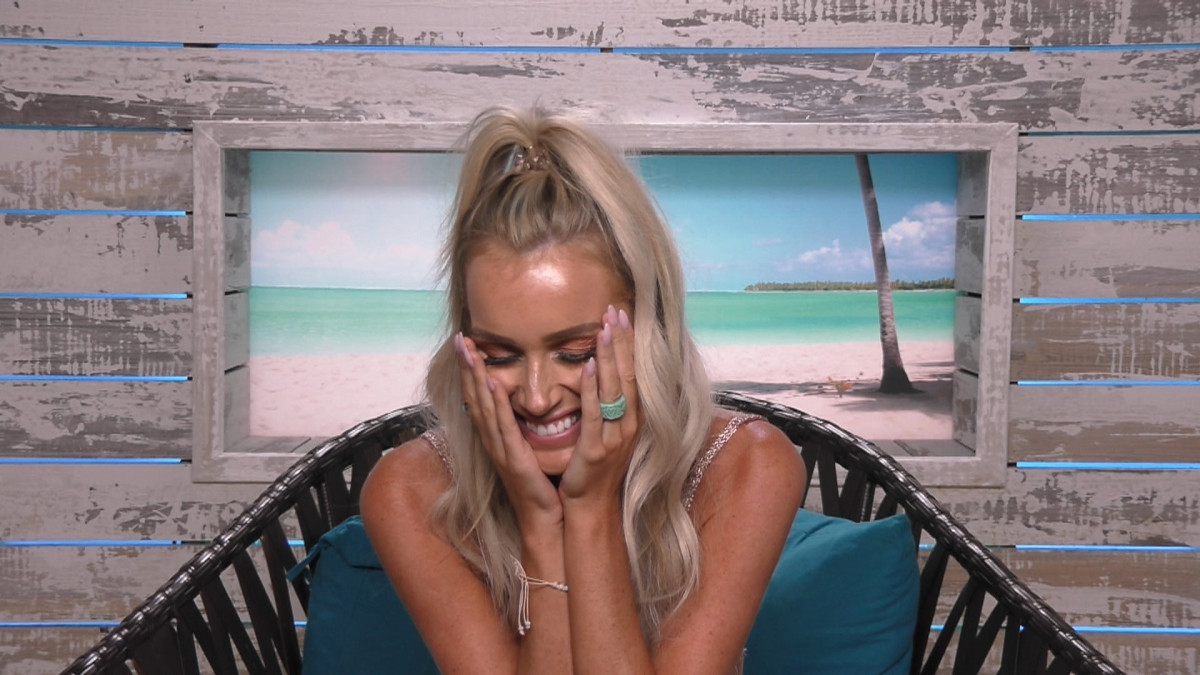 Laura in Love Island, Series 4 Episode 1