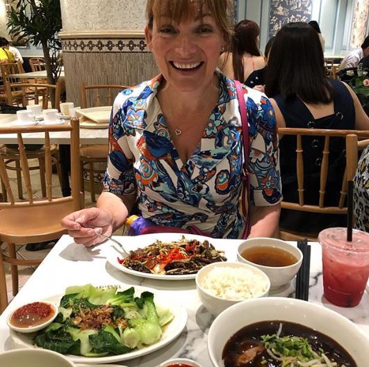 Instagram @lorrainekellysmith