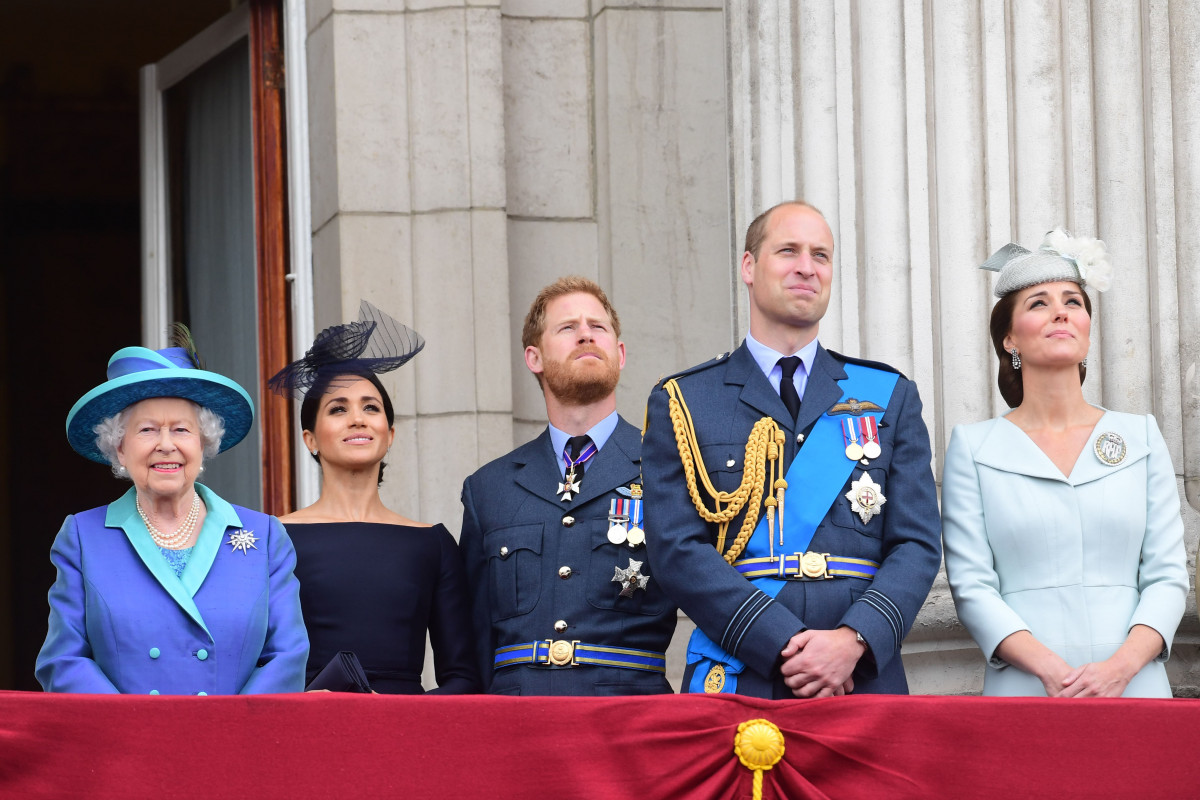 Queen Elizabeth II, Meghan, Duchess of Sussex, Prince Harry, Duke of Sussex, Prince William Duke of Cambridge and Catherine, Duchess of Cambridge watch the RAF 100th anniversary flypast from the balcony of Buckingham Palace on July 10, 2018 in London, England. (Photo by Paul Grover - WPA Pool/Getty Images)