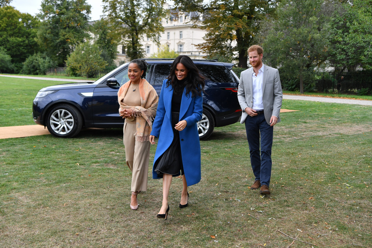 Meghan, Duchess of Sussex (C) arrives with her mother Doria Ragland (L) and Prince Harry, Duke of Sussex to host an event to mark the launch of a cookbook with recipes from a group of women affected by the Grenfell Tower fire at Kensington Palace on September 20, 2018 in London, England. (Photo by Ben Stansall - WPA Pool/Getty Images)