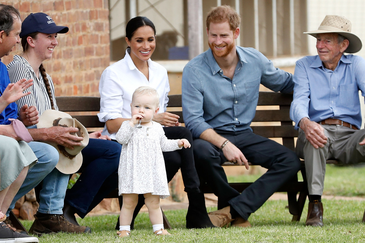 Prince Harry, Duke of Sussex and Meghan, Duchess of Sussex visit a local farming family, the Woodleys, on October 17, 2018 in Dubbo, Australia. The Duke and Duchess of Sussex are on their official 16-day Autumn tour visiting cities in Australia, Fiji, Tonga and New Zealand. (Photo by Chris Jackson - Pool/Getty Images)