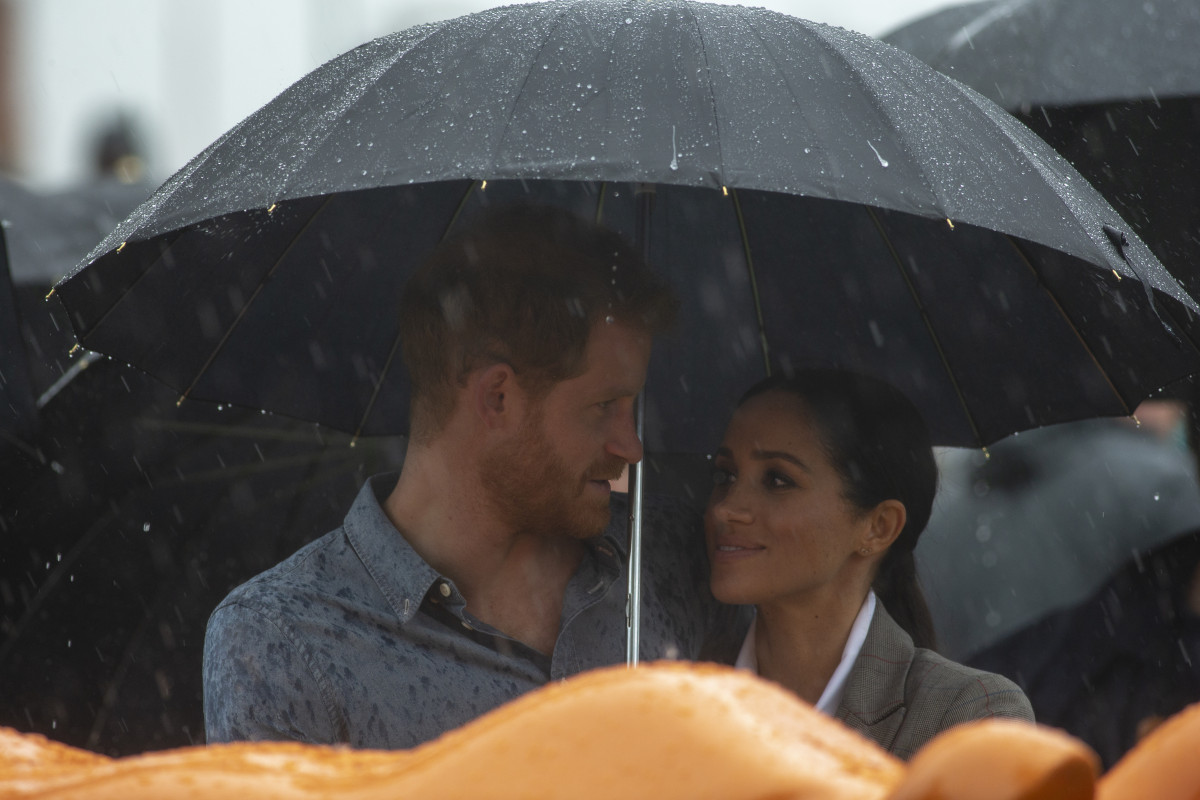 Prince Harry, Duke of Sussex and Meghan, Duchess of Sussex attend a Community Event at Victoria Park on October 17, 2018 in Dubbo, Australia. The Duke and Duchess of Sussex are on their official 16-day Autumn tour visiting cities in Australia, Fiji, Tonga and New Zealand. (Photo by Ian Vogler - Pool/Getty Images)