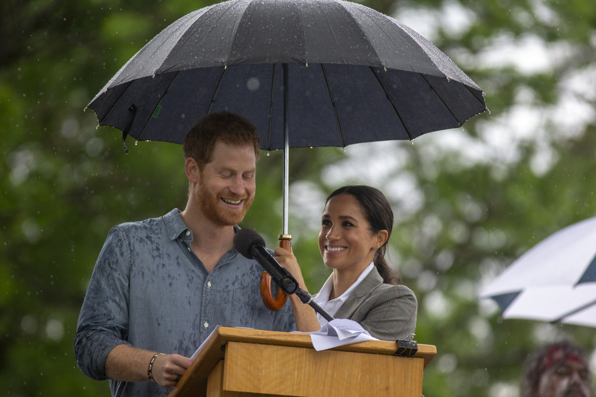  Prince Harry, Duke of Sussex and Meghan, Duchess of Sussex address the public during a Community Event at Victoria Park on October 17, 2018 in Dubbo, Australia. The Duke and Duchess of Sussex are on their official 16-day Autumn tour visiting cities in Australia, Fiji, Tonga and New Zealand. (Photo by Ian Vogler - Pool/Getty Images)