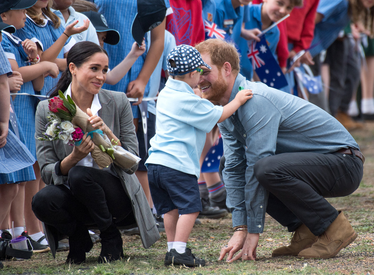 Prince Harry, the Duke of Sussex and Meghan, the Duchess of Sussex arrive at Dubbo Airport