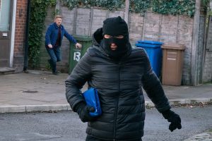 Kirk mugs Chesney in Coronation Street 