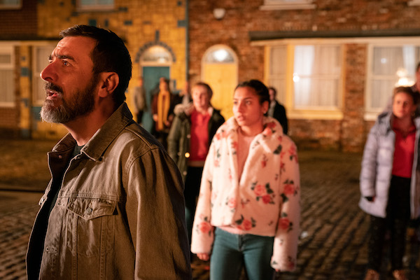 Peter tries to rescue Simon in Coronation Street 