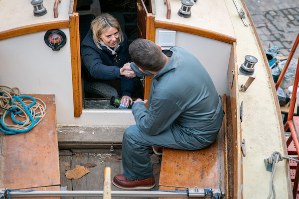 Peter and Abi bond over the boat in Coronation Street 