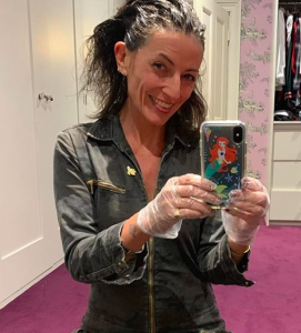 Davina dyes her hair at home