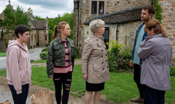 Victoria confronted by Wendy and Lee in Emmerdale 