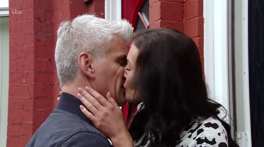 Coronation Street's Robert to try to win back Vicky?