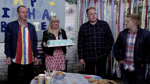Sinead breaks bad news in Coronation Street 