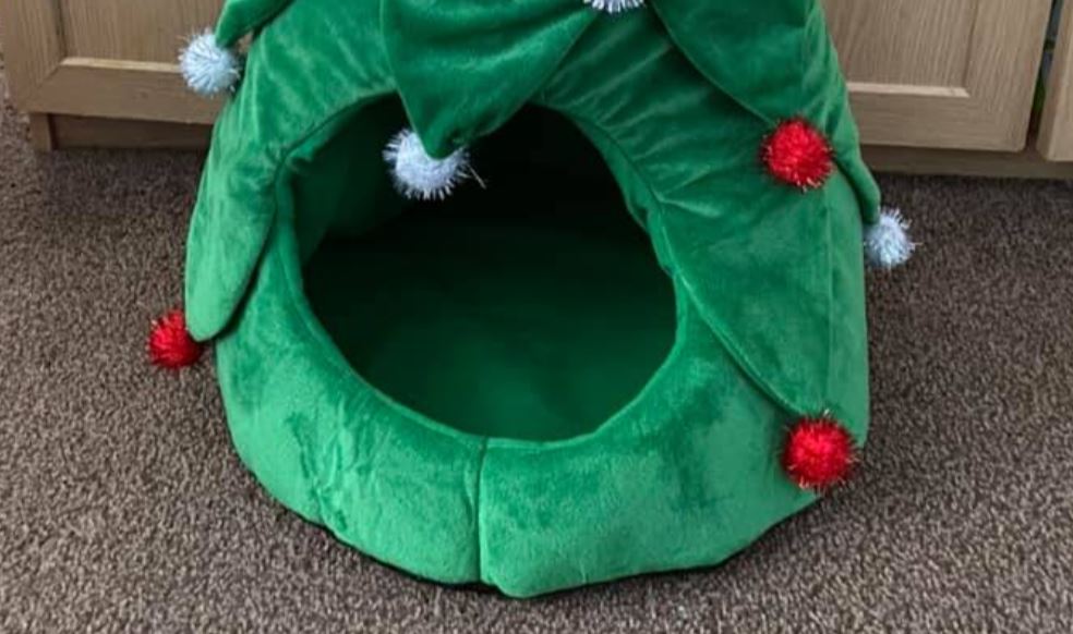 Christmas tree pet bed - Home Bargains