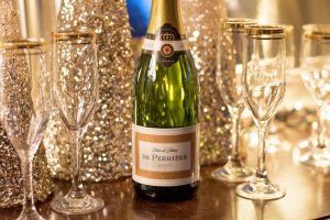 Champagne, darling? (Credit: Pixabay)