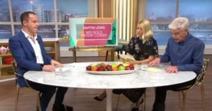 Philip Schofield mouths 'sorry' after Martin Lewis swears
