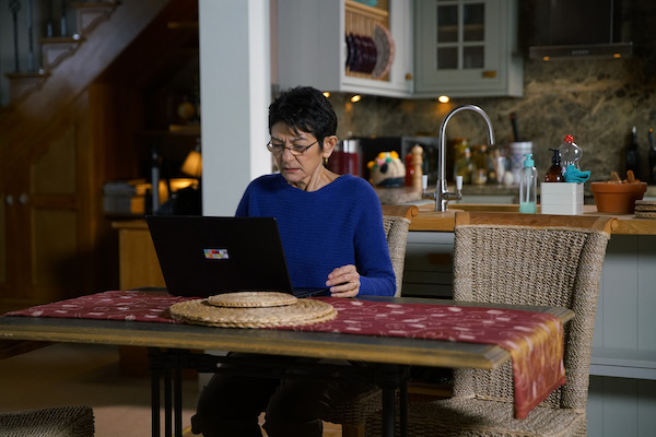 Yasmeen finds Geoff's email in Coronation Street (Credit: ITV)