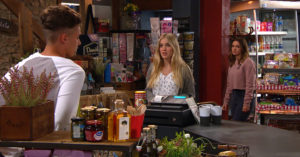 Who plays Leanna in Emmerdale? 
