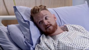Coronation Street fans slam Sarah for removing her face mask in hospital