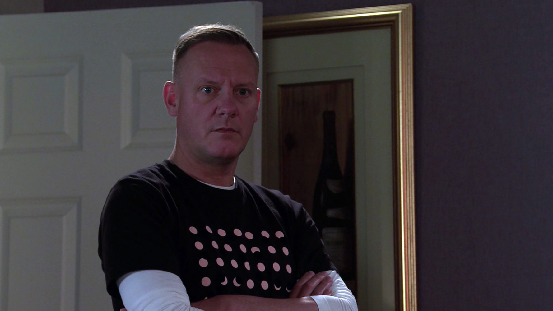 Sean has started selling beauty products in Coronation Street