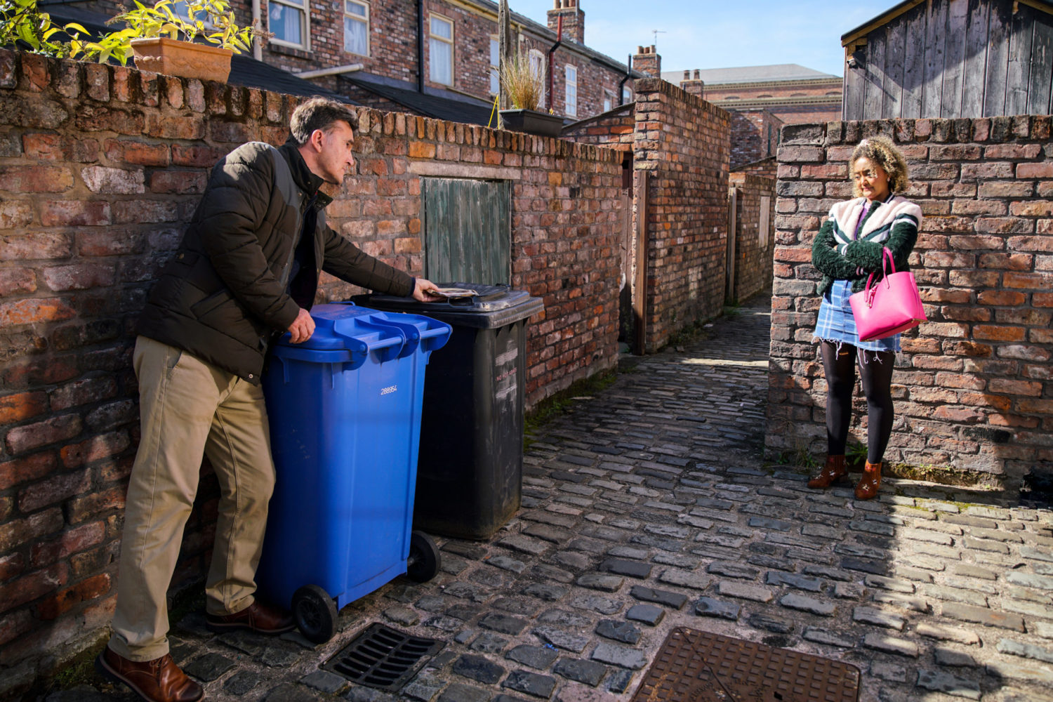 Scott offers Emma £5K in Coronation Street