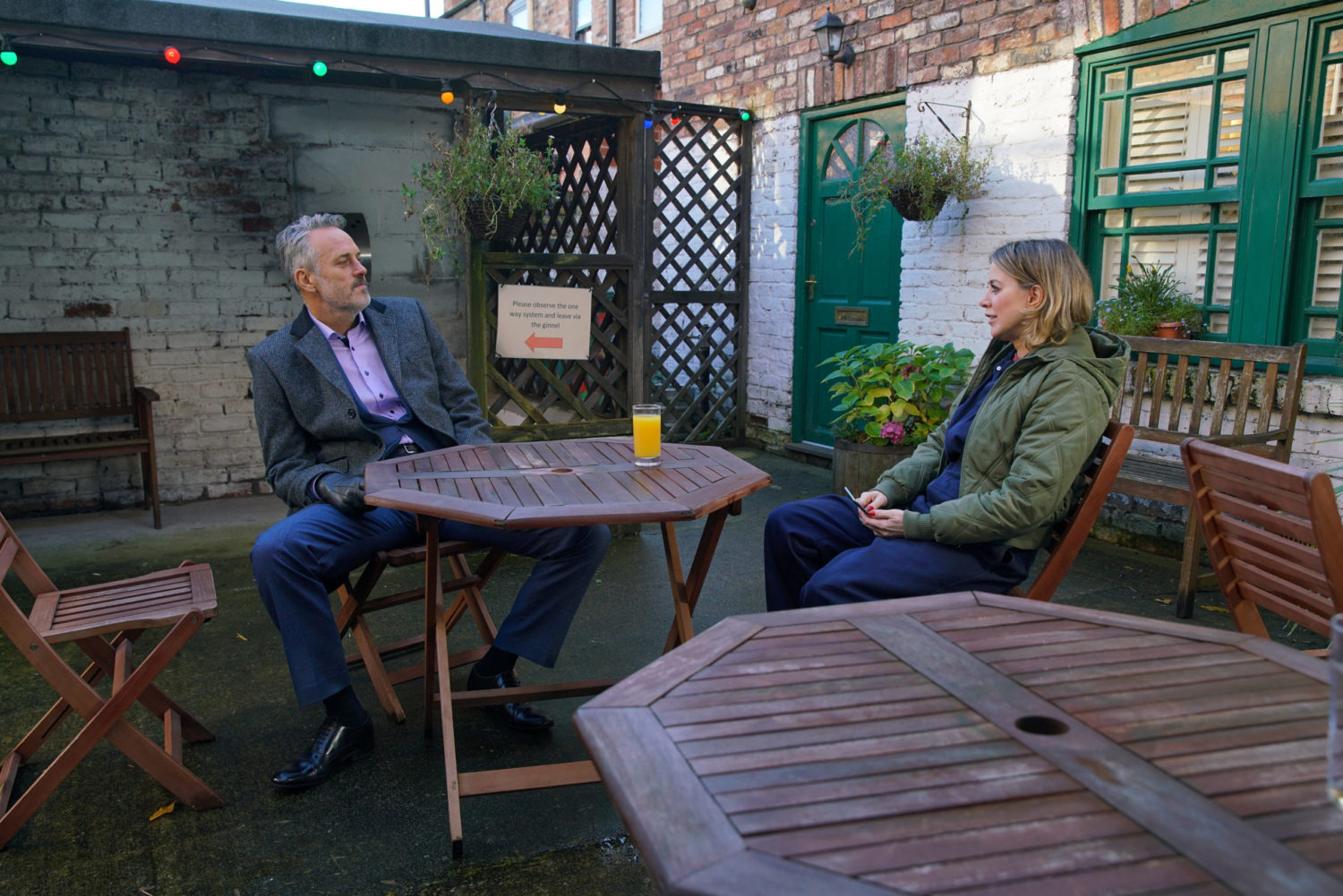 Abi gives Ray an ultimatum in Coronation Street