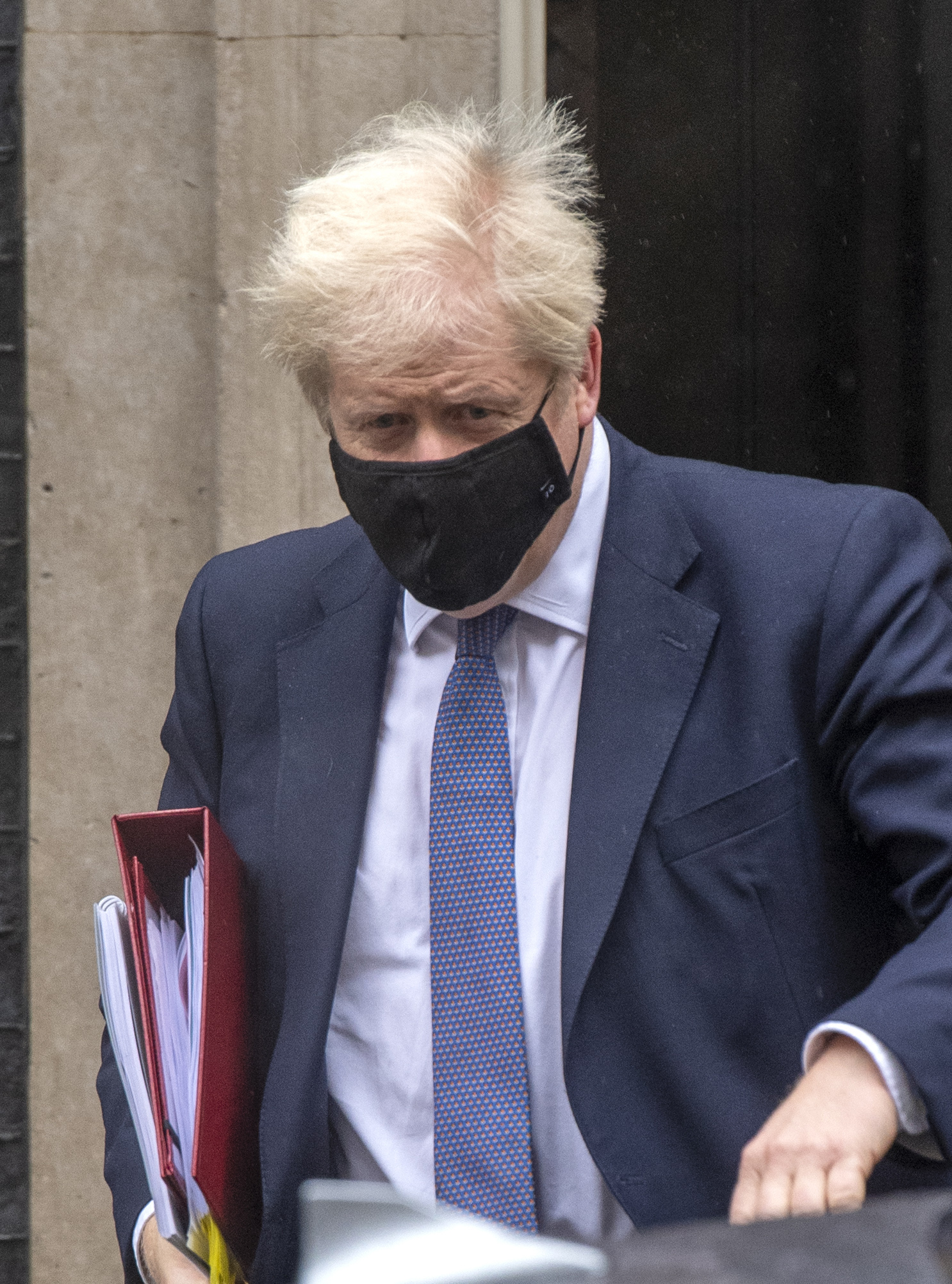 boris johnson wearing a mask