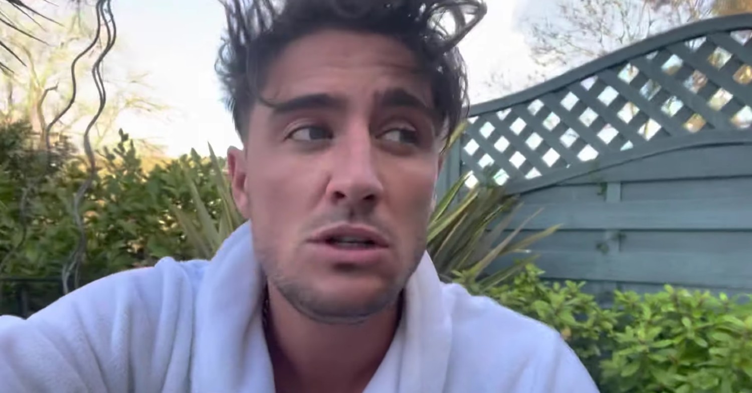 Stephen Bear chatting on YouTube