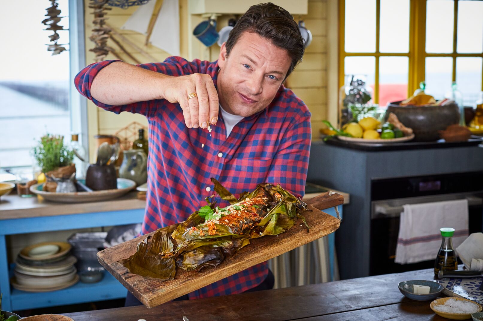 Jamie Oliver: Jamie: Keep Cooking Family Favourites on C4