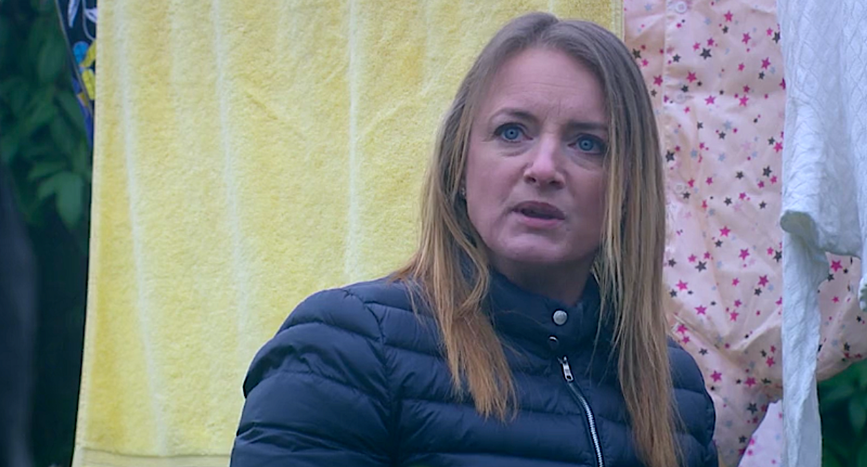 Nicola in Emmerdale hung her washing out in the freezing fog