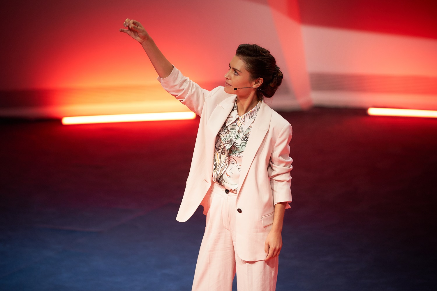 Hannah Ware as Rebecca in The One on netflix