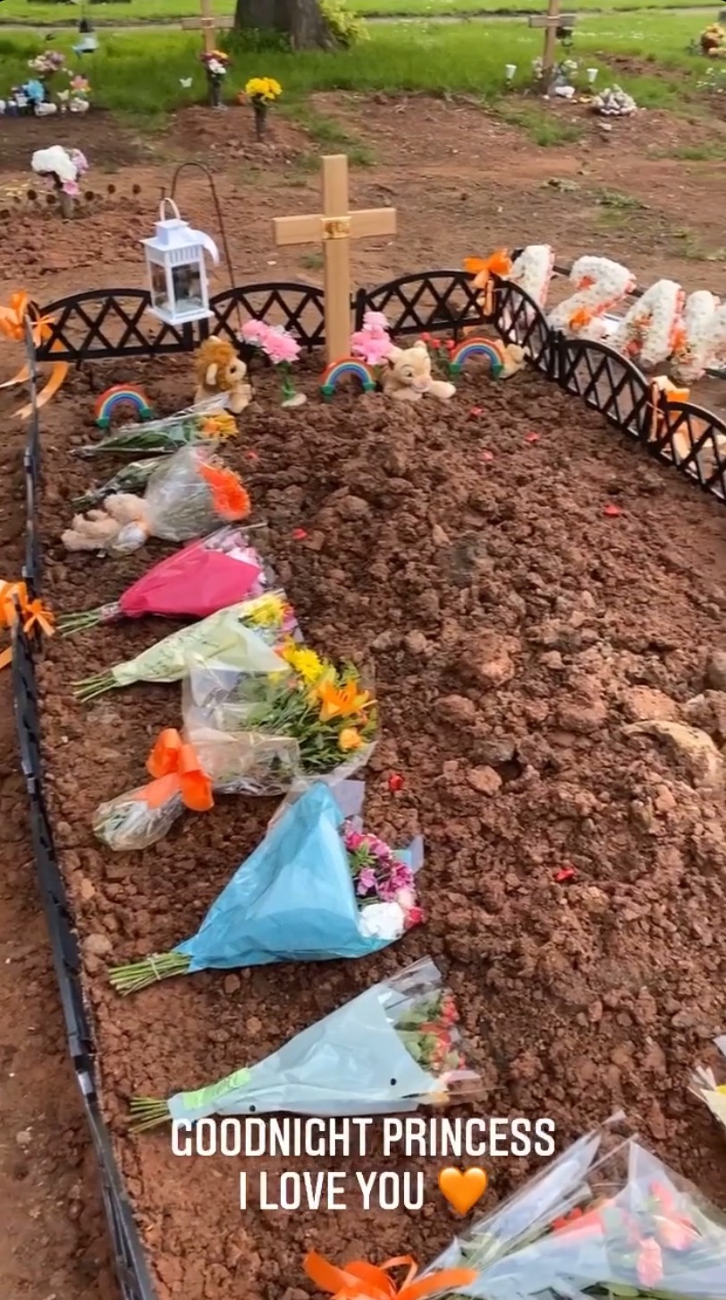 Ashley cain dufter: star tidies Azaylia's grave