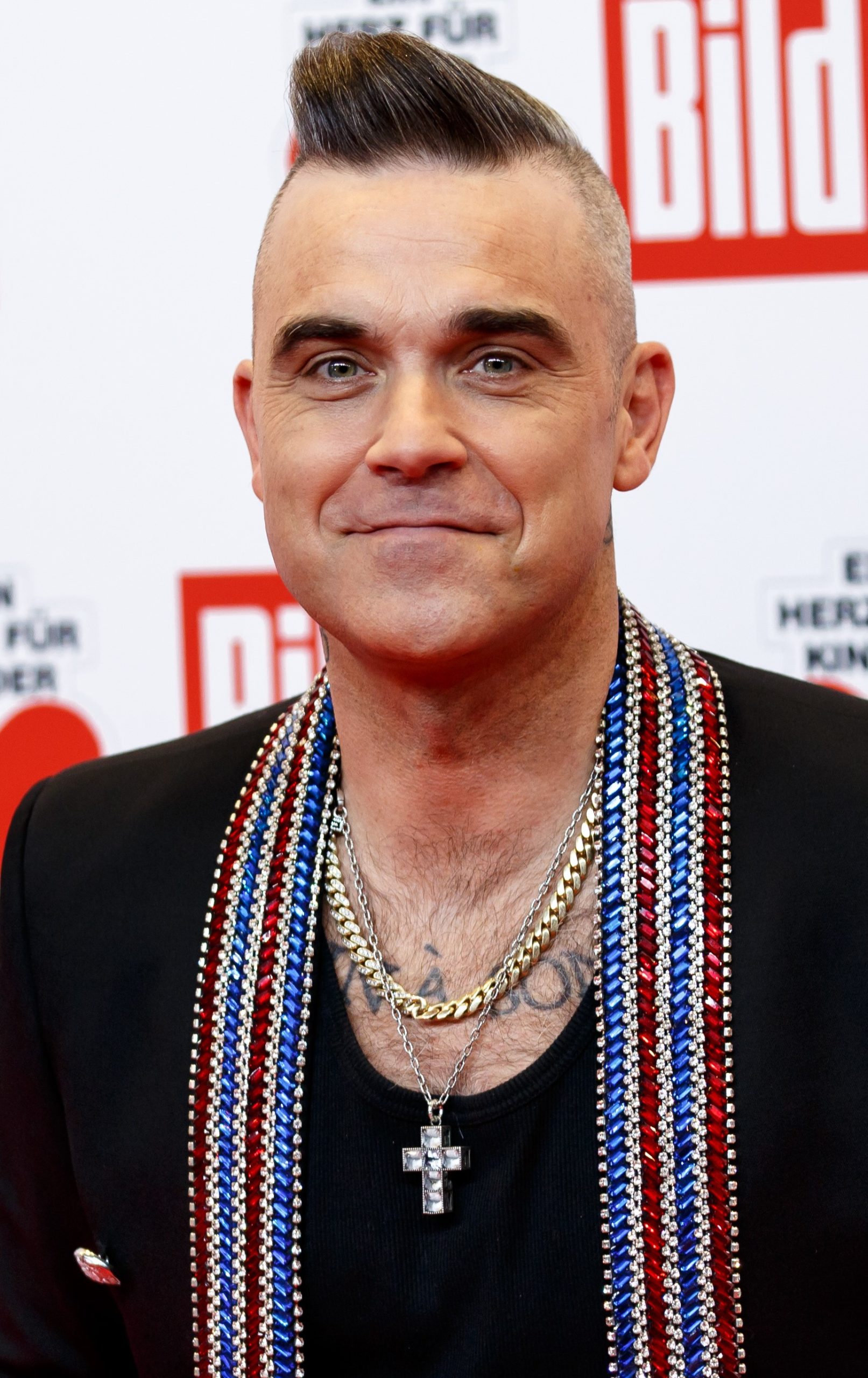 Robbie Williams shows off bald head