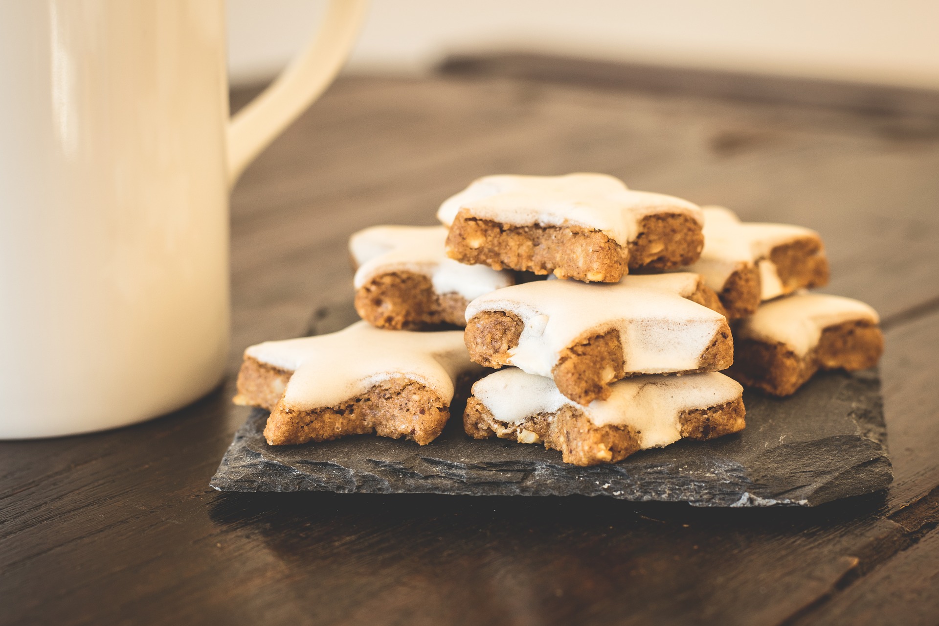 Biscuit tin