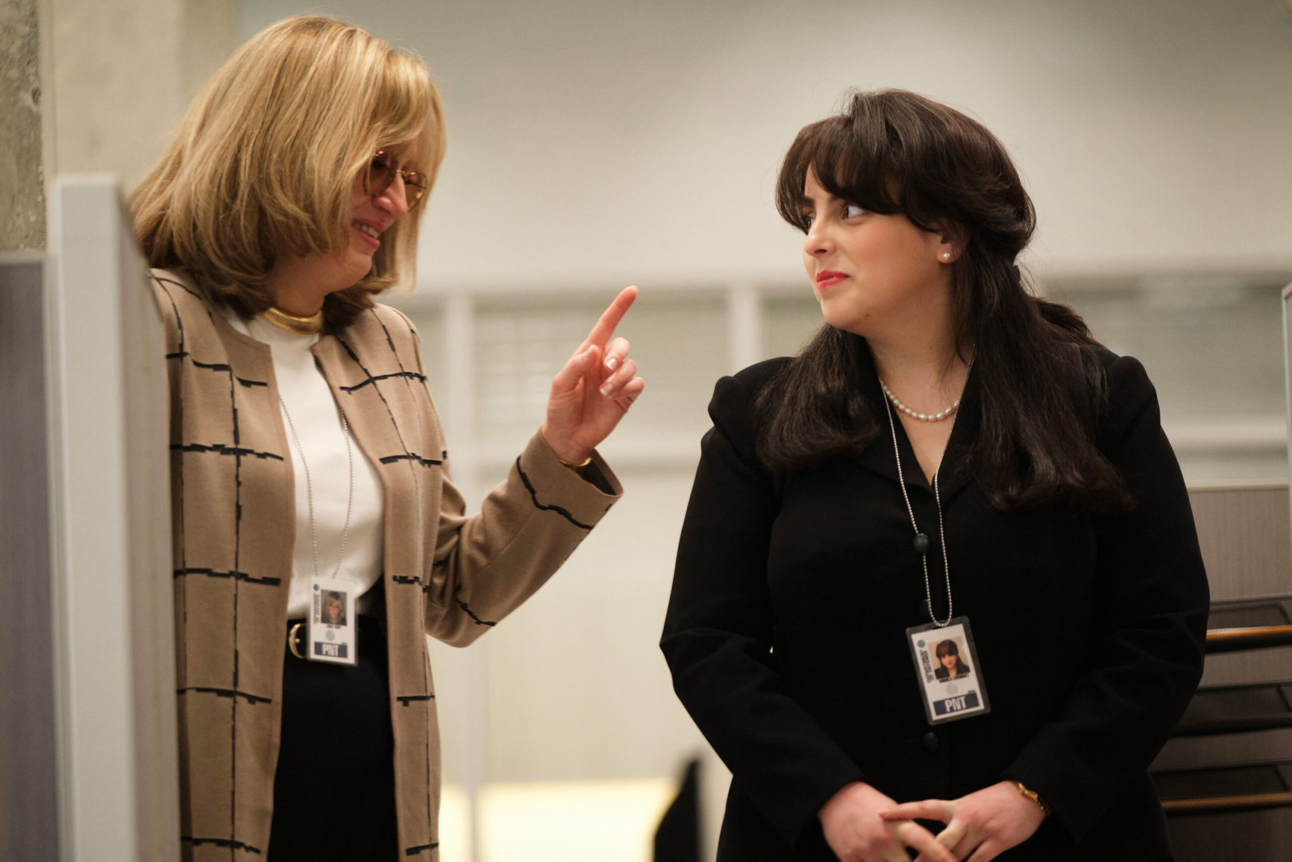 Sarah Paulson as Linda Tripp and Beanie Feldstein as Monica Lewinsky