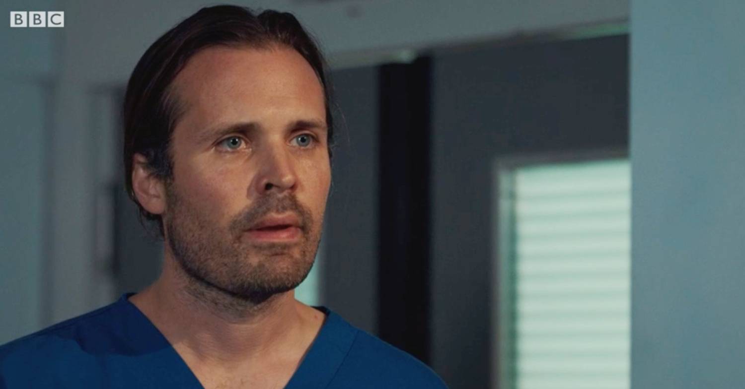 What does Maisie know about Ollie that his Holby City colleagues don't? 