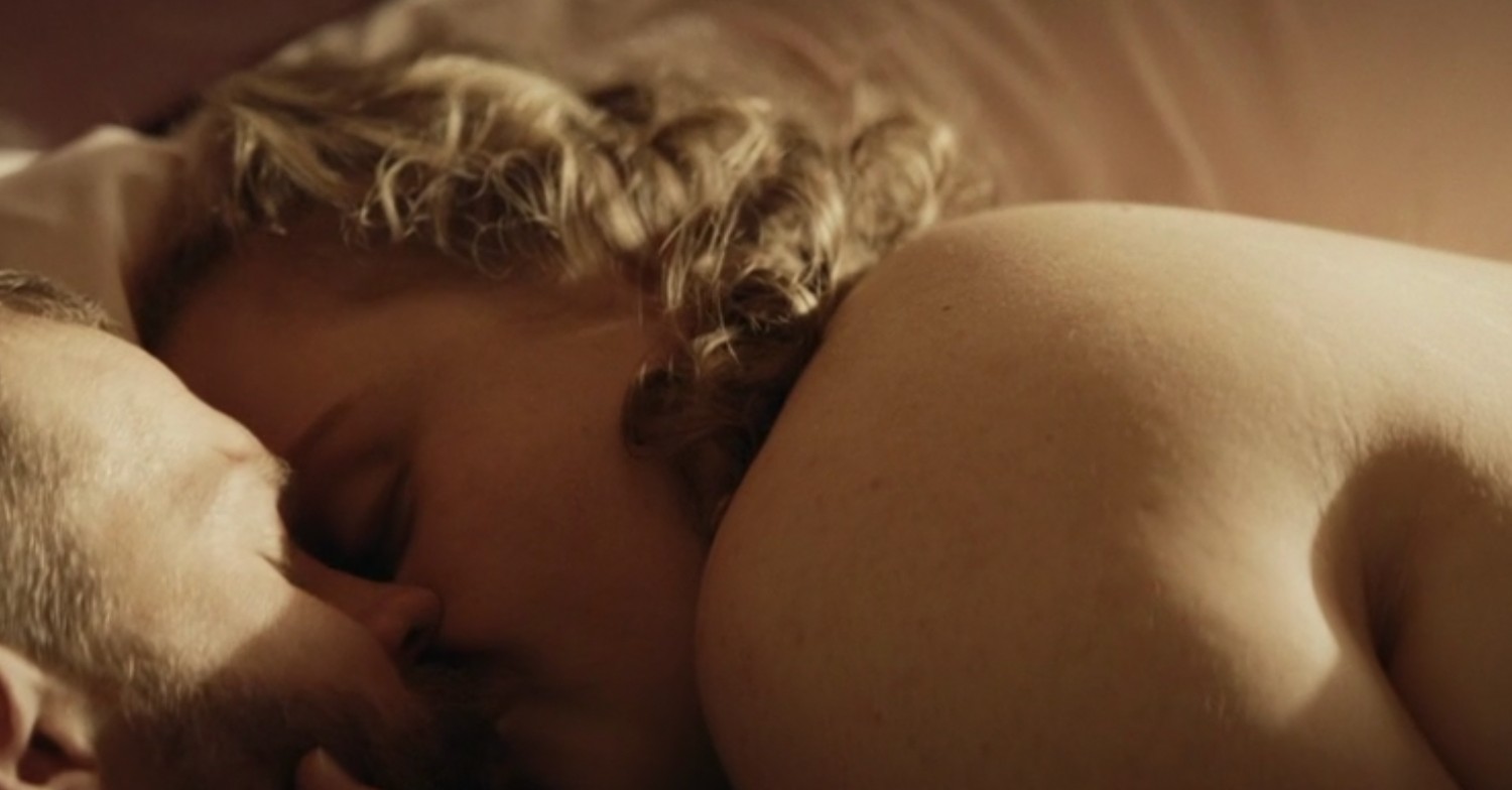 Helen and Elliot kiss in The Tourist