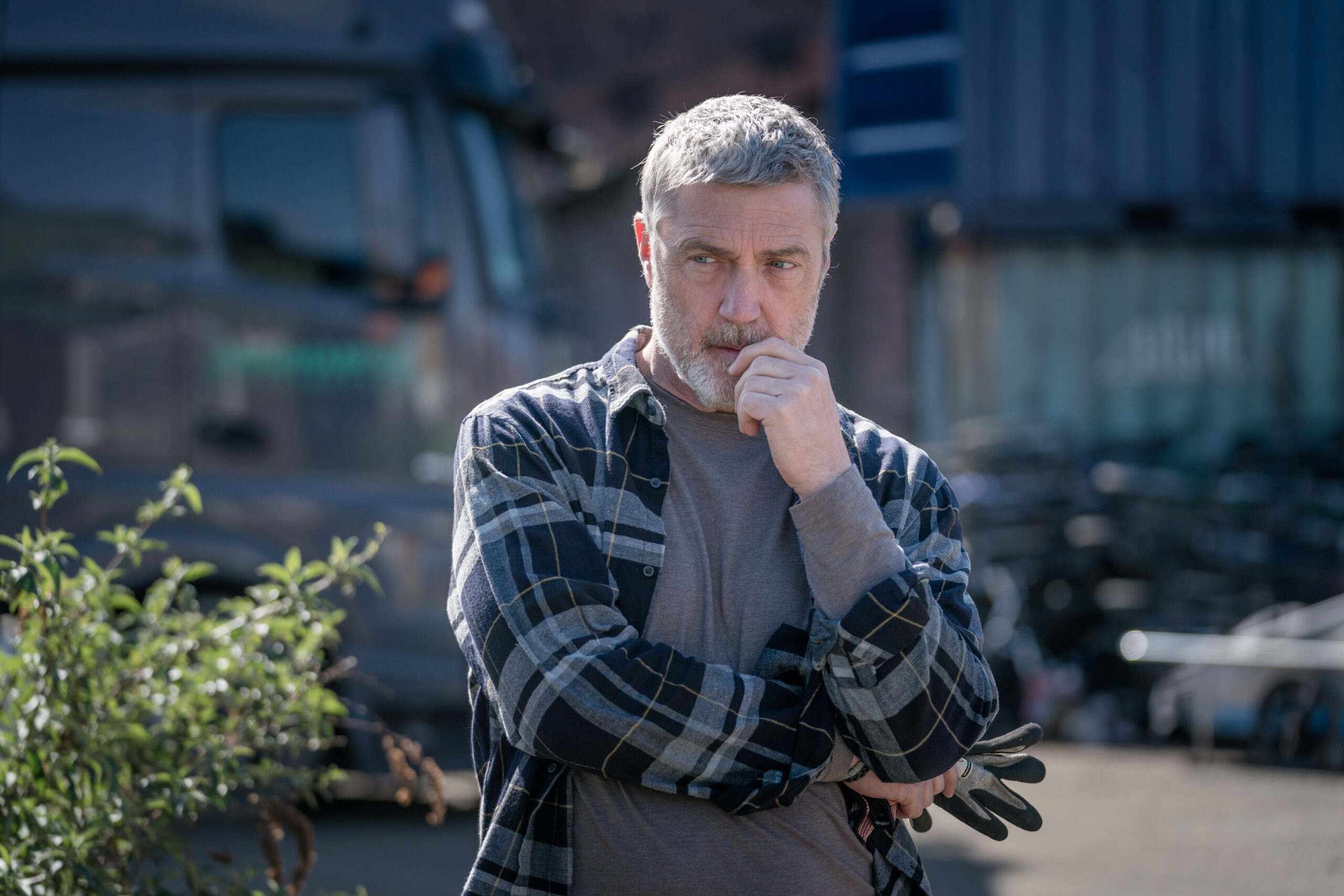 Vincent Regan as Ray in The Bay