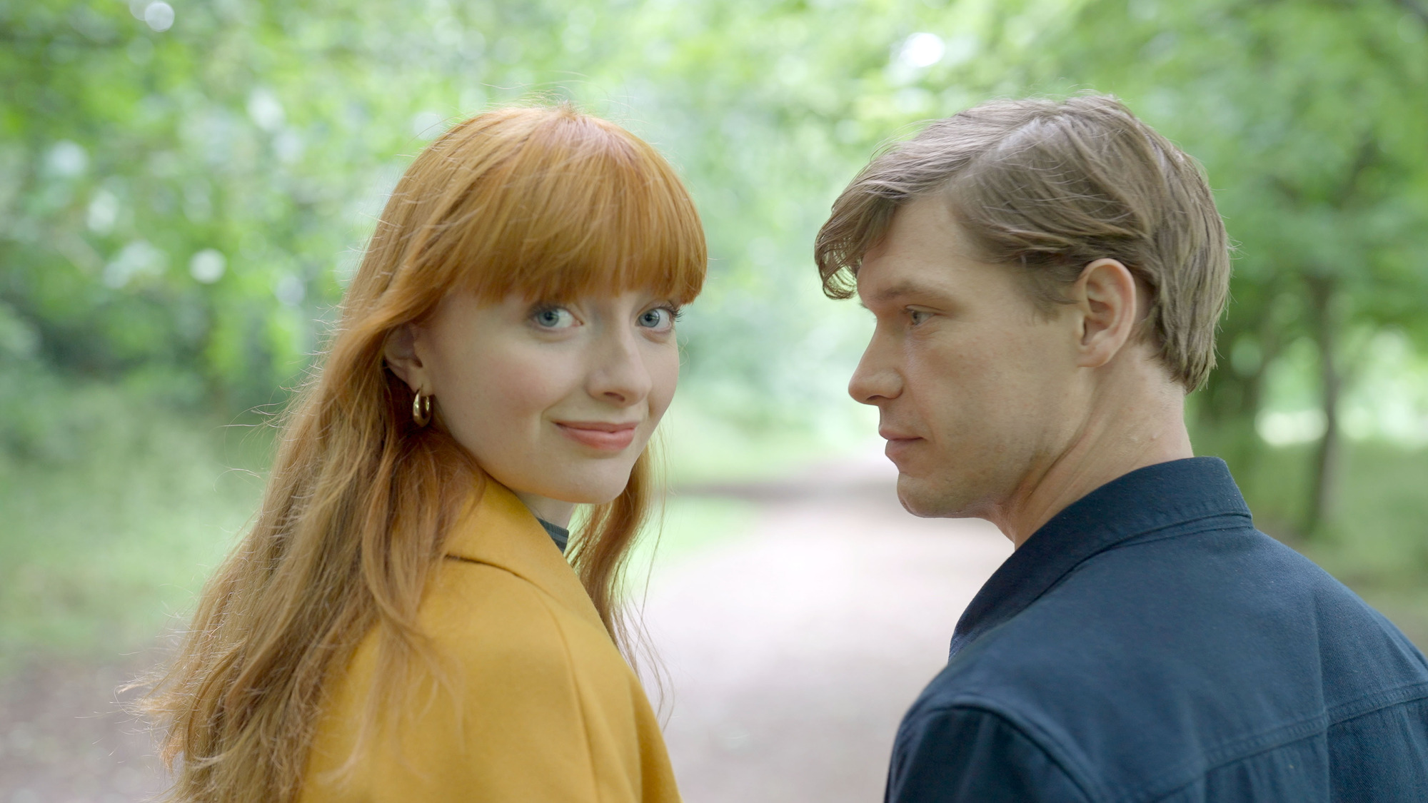 Who plays Elliott in Chloe?