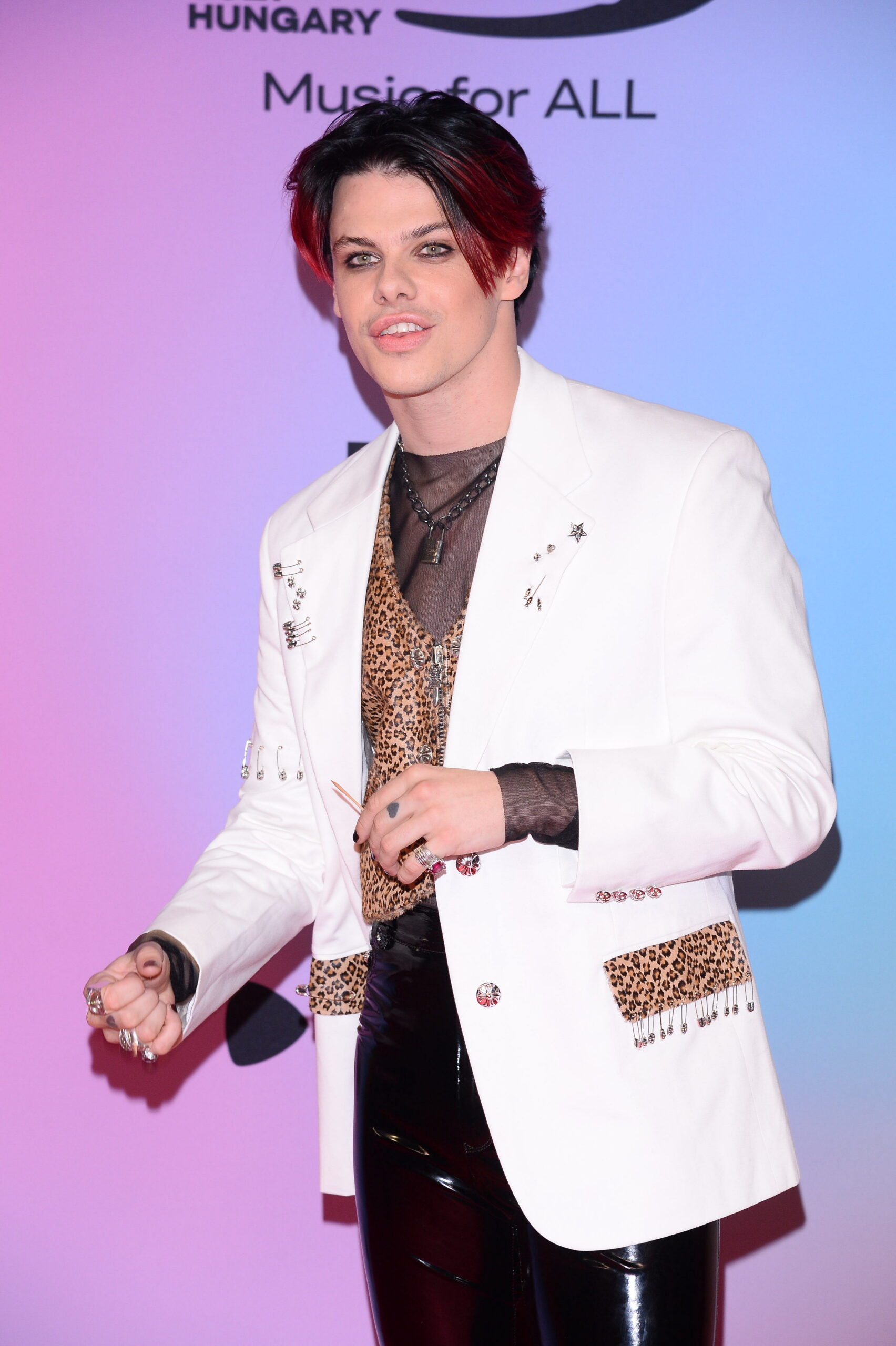 Yungblud on the red carpet at the EMAs 2021 in Hungary