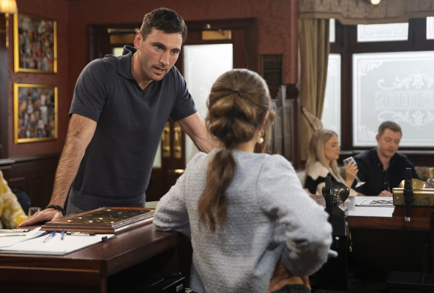 Kit talking to Daisy in pub