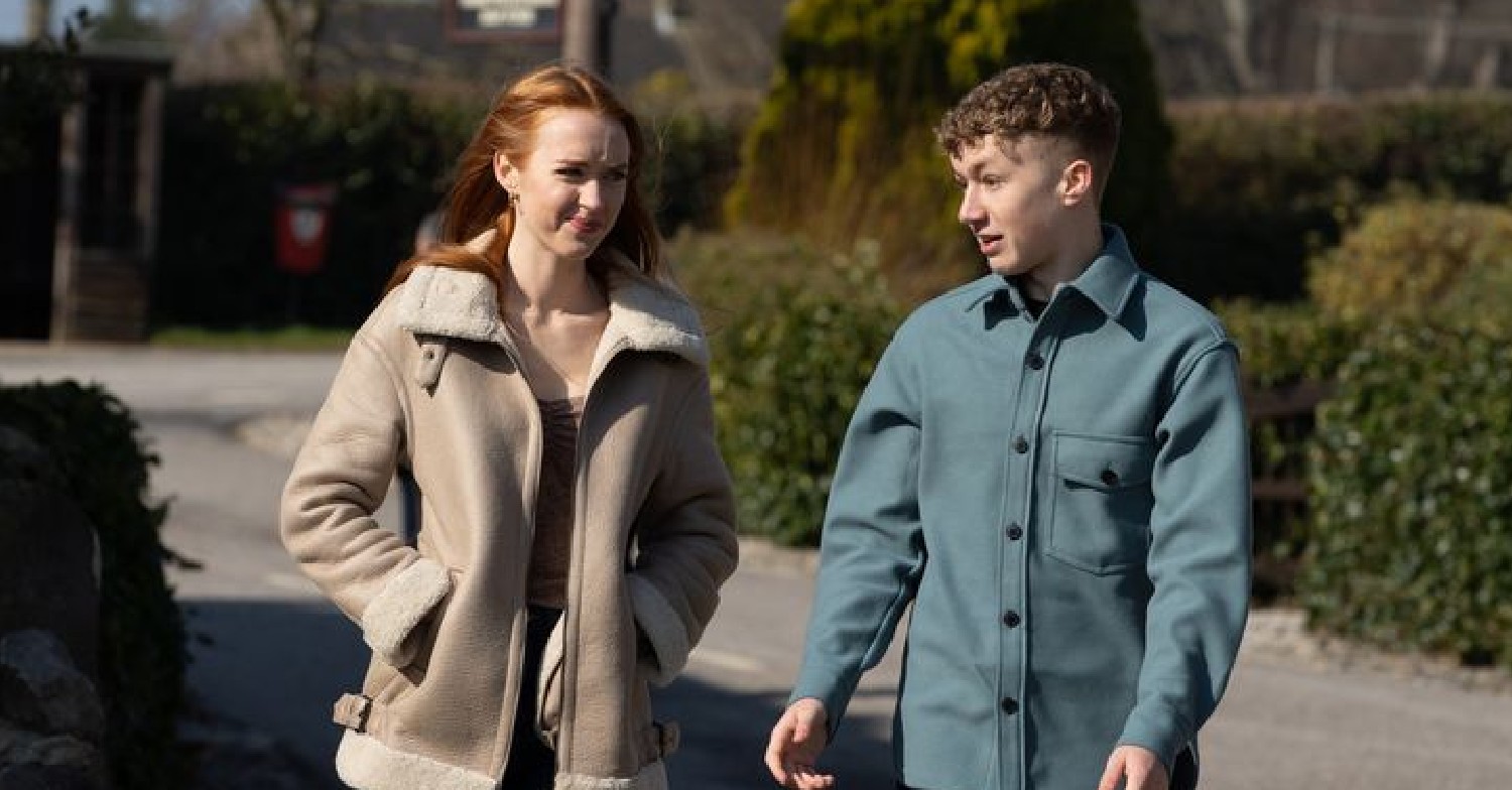 Noah and Chloe walking in Emmerdale village (Credit: ITV)