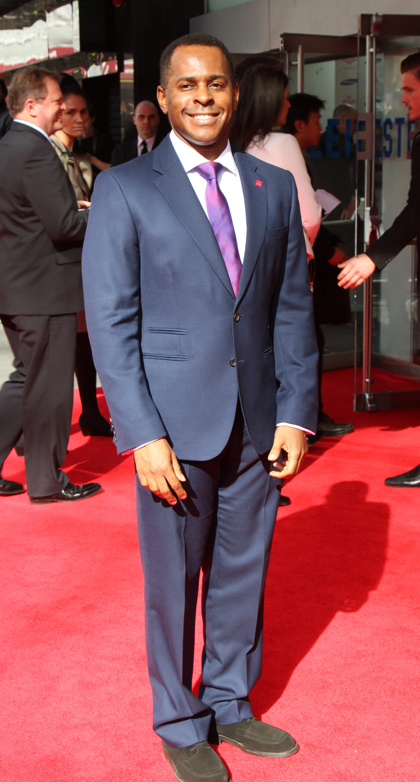 Andi Peters smiles in a suit on the red carpet
