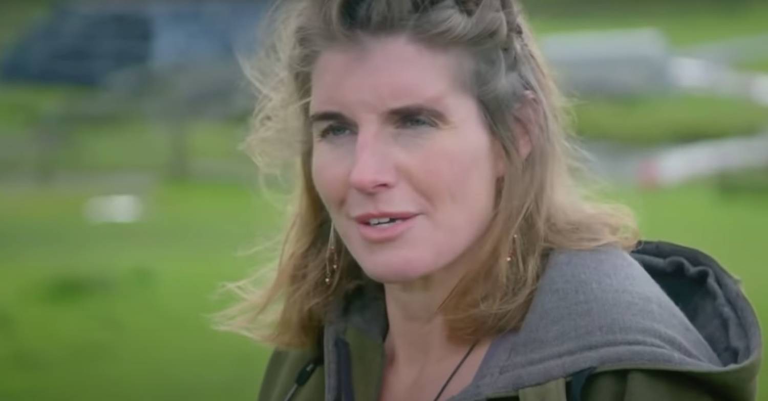 Amanda Owen ina field