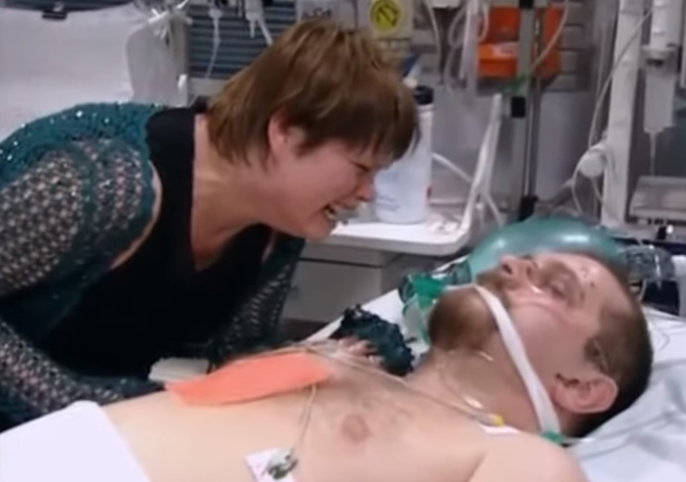 Coronation Street Janice cries over Dennis's dead body in hospital