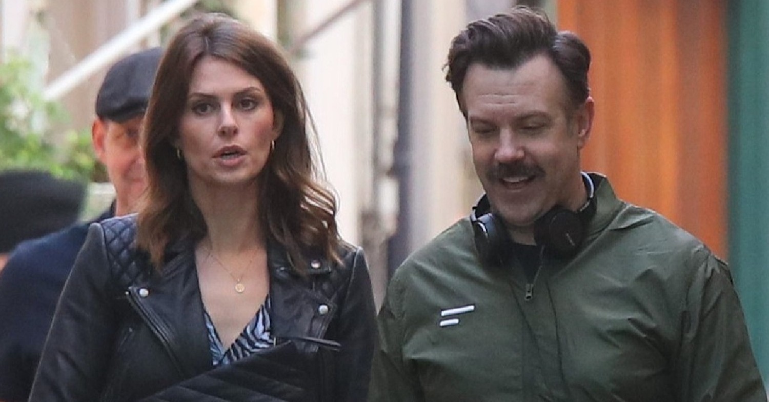 Ellie speaking to Jason Sudeikis on set