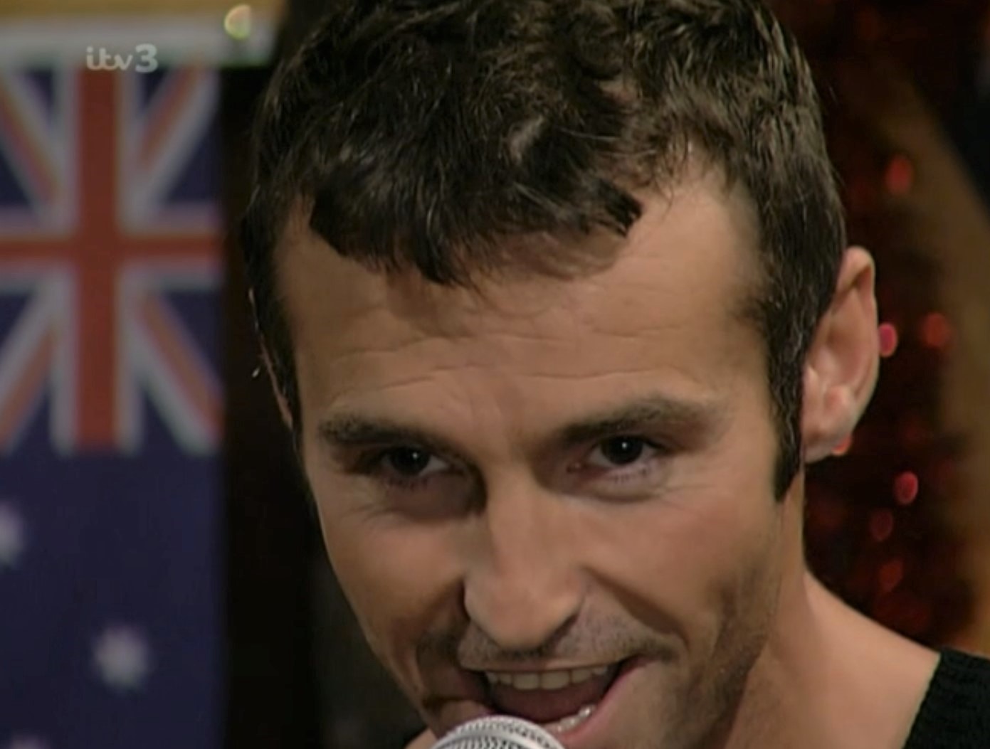 Marti Pellow smolders as he sings in Classic Emmerdale