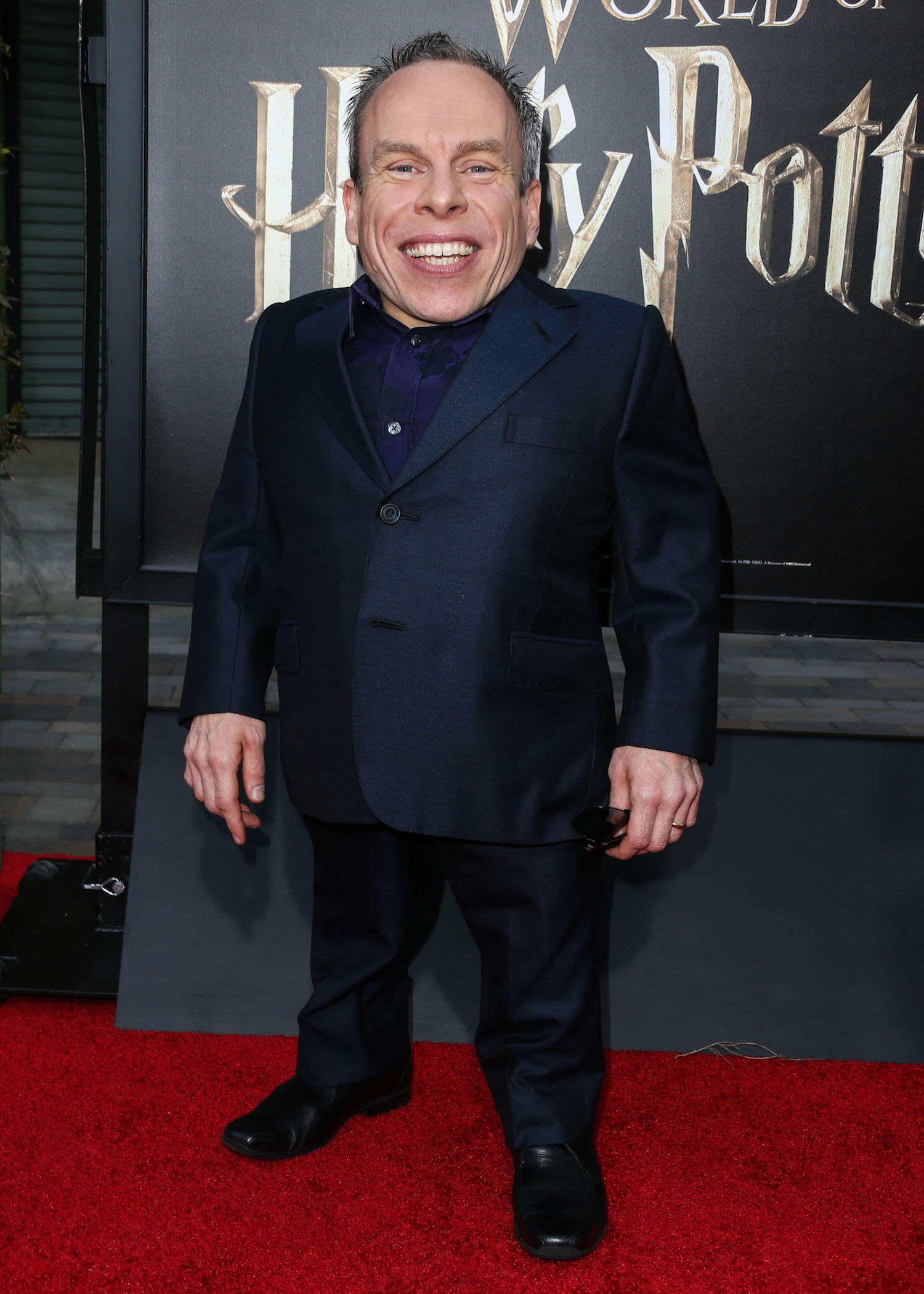 Warwick Davis in suit at Universal Studios