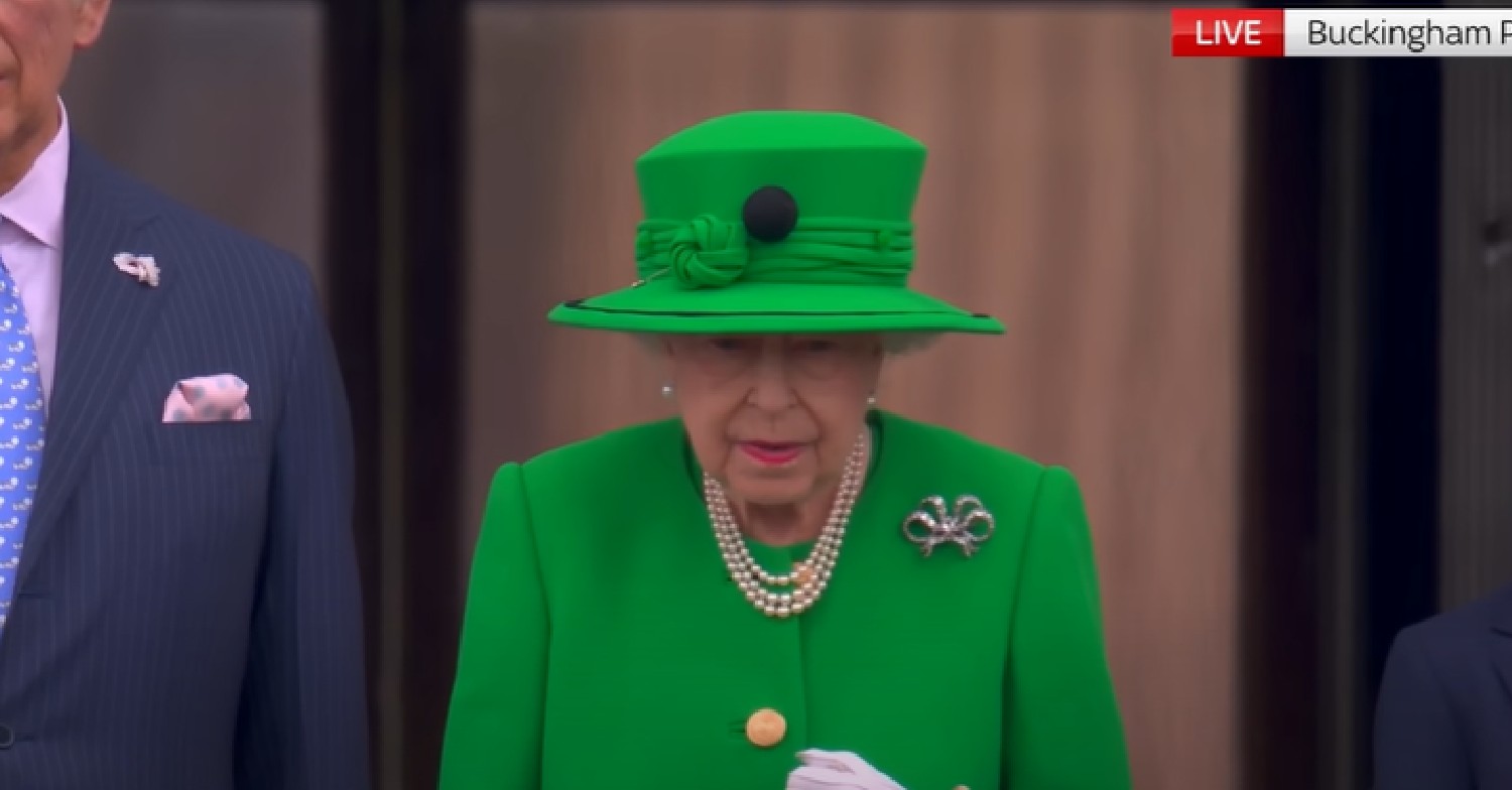 The Queen in all green outfit on Buckingham Palace balcony during Jubilee Pageant
