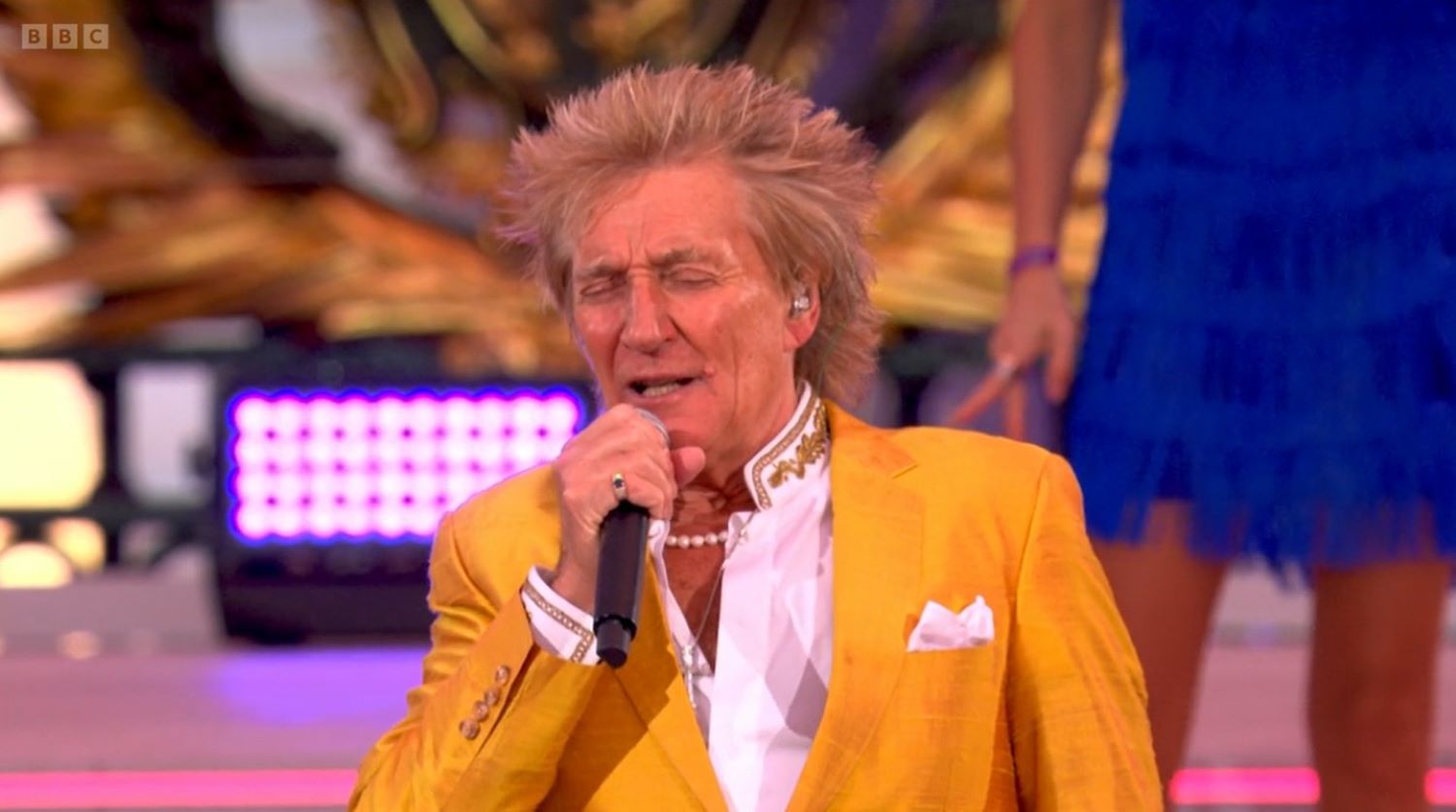 Rod Stewart closes his eyes as he sings Sweet Caroline at Platinum Party at the Palace